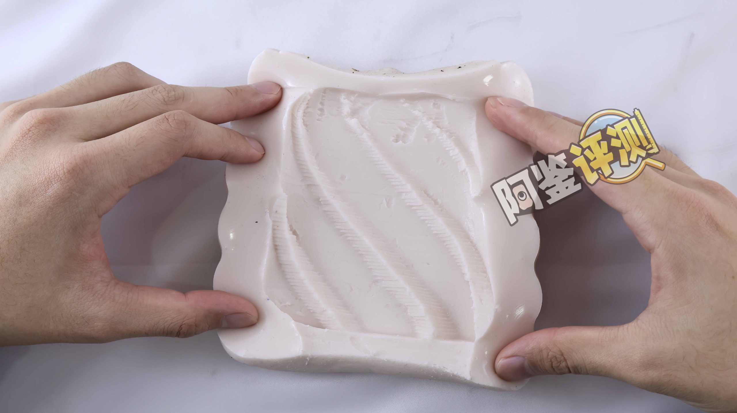 LoveFactor——“纯白机娘”评测！比起透明的核心卖点，胶体的黏着感给我印象更深...