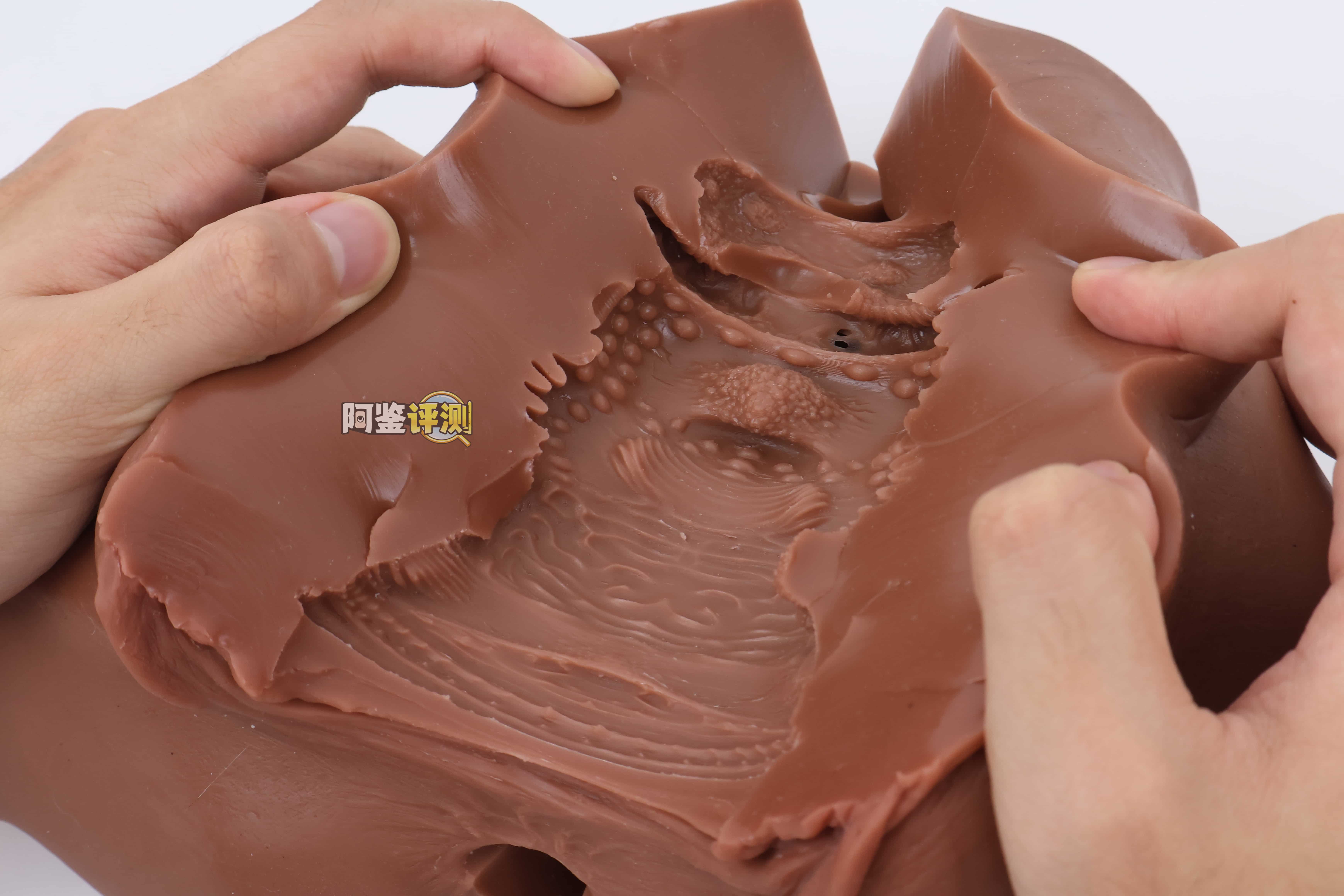 muni——“埃及艳后”评测!一字马开腿型的黑皮小臀模,因为双通道太接近导致末端出现了开裂