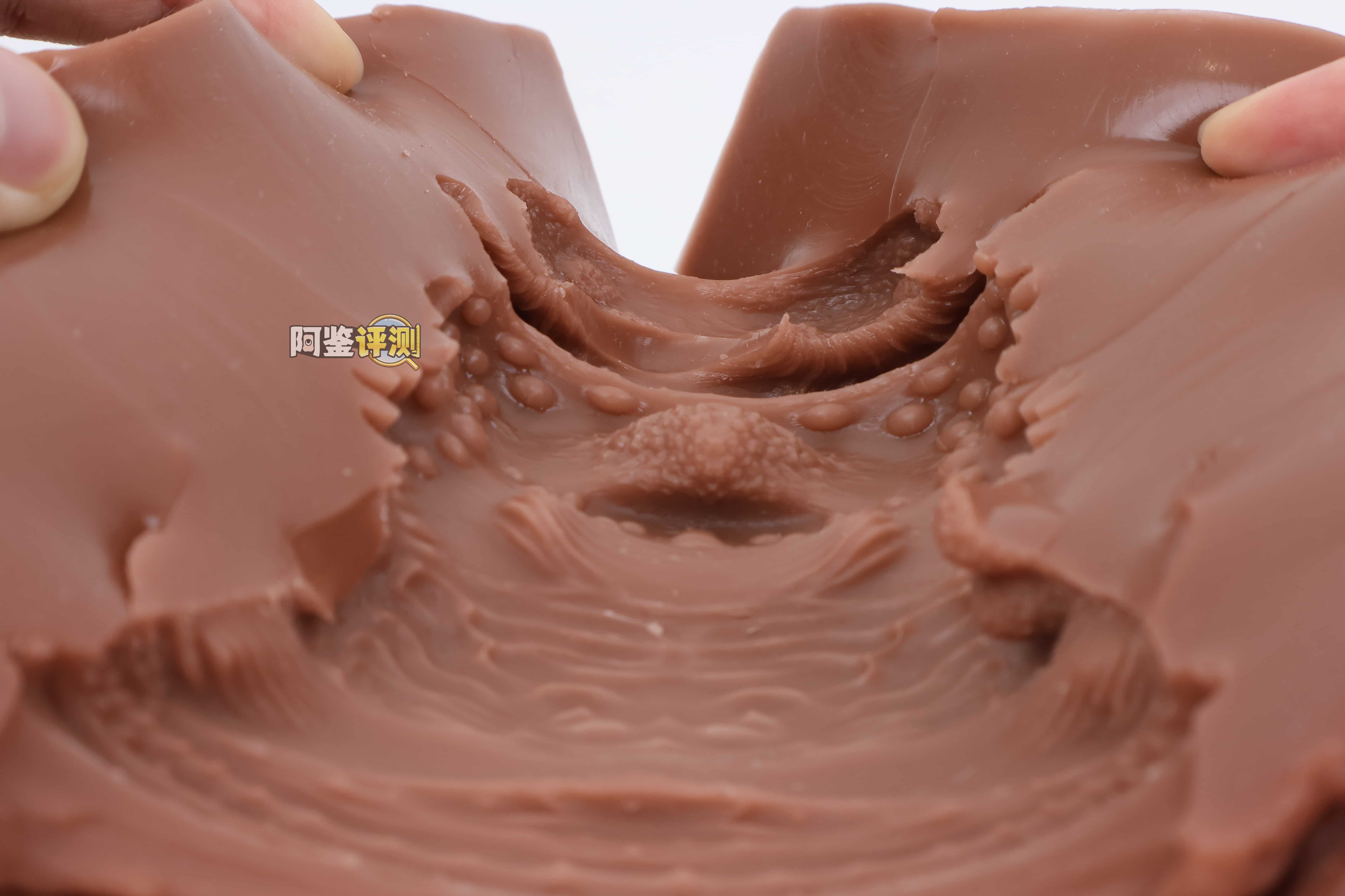 muni——“埃及艳后”评测！一字马开腿型的黑皮小臀模，因为双通道太接近导致末端出现了开裂