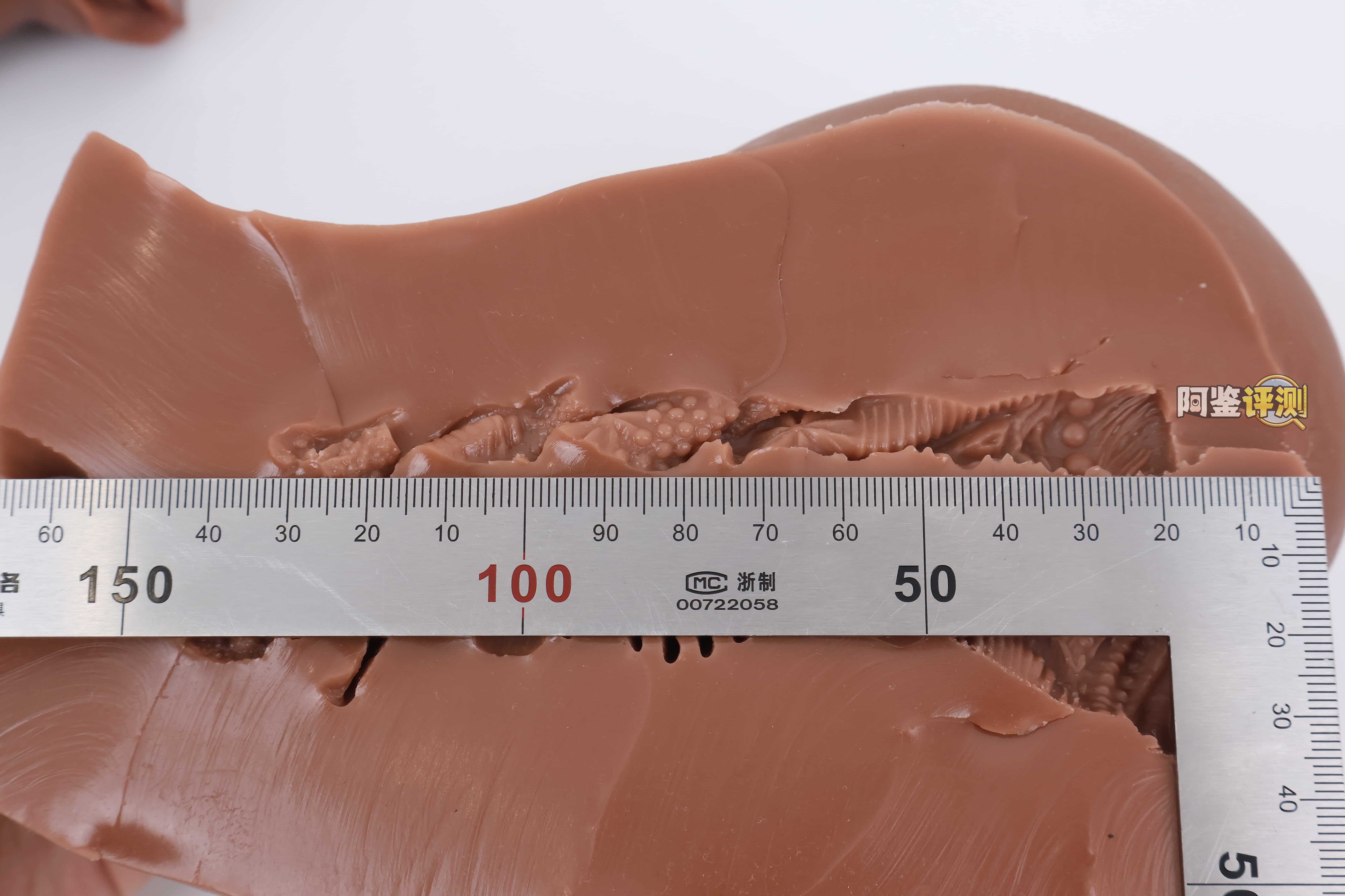 muni——“埃及艳后”评测!一字马开腿型的黑皮小臀模,因为双通道太接近导致末端出现了开裂